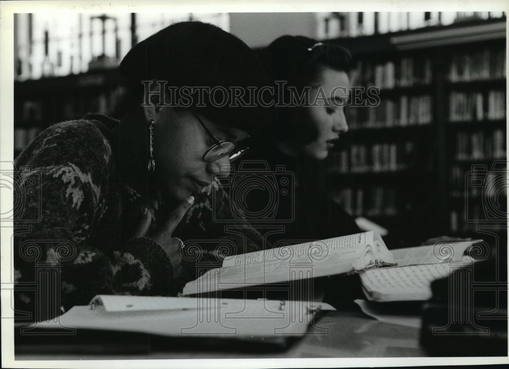 1993 Press Photo Deanna Thompson &amp; Kathy Lubner, students at Rufus King HS - Historic Images