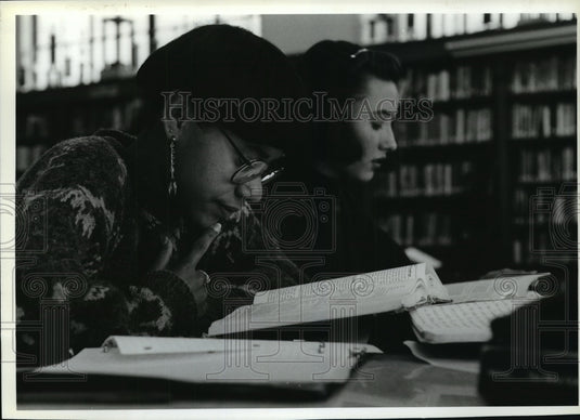 1993 Press Photo Deanna Thompson & Kathy Lubner, students at Rufus King HS - Historic Images