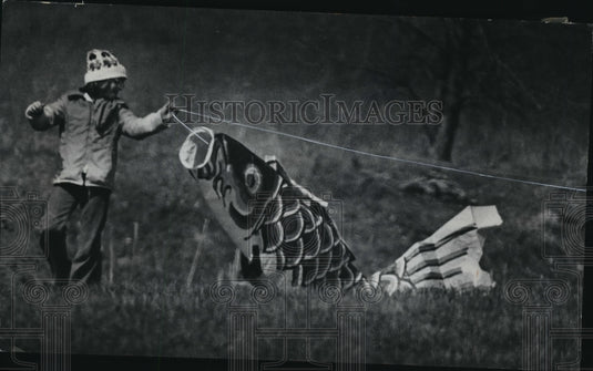 1977 Press Photo Khriss Klimowicz holding a giant kite in Menomonee River Pkwy. - Historic Images