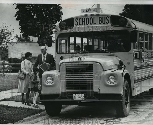 1976 Press Photo Greendale Supt William Knapp welcomed a Milwaukee Student-Historic Images