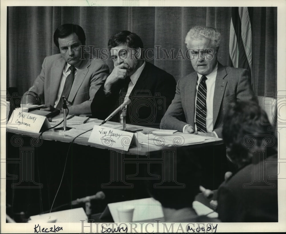 1985 Press Photo Reps Michael E Lowry, Gerald Kleczka &amp; Jim Moody during meeting - Historic Images