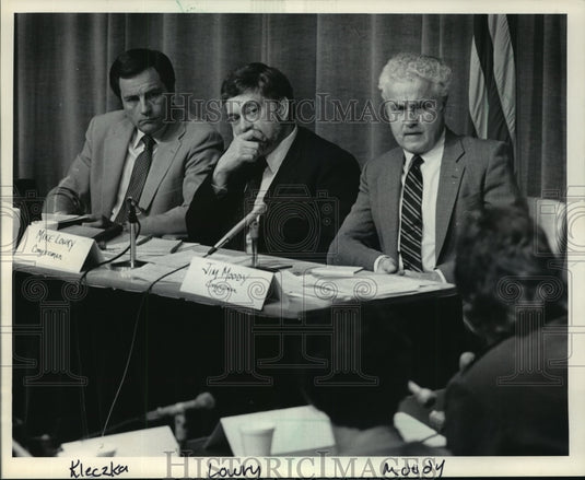 1985 Press Photo Reps Michael E Lowry, Gerald Kleczka & Jim Moody during meeting - Historic Images