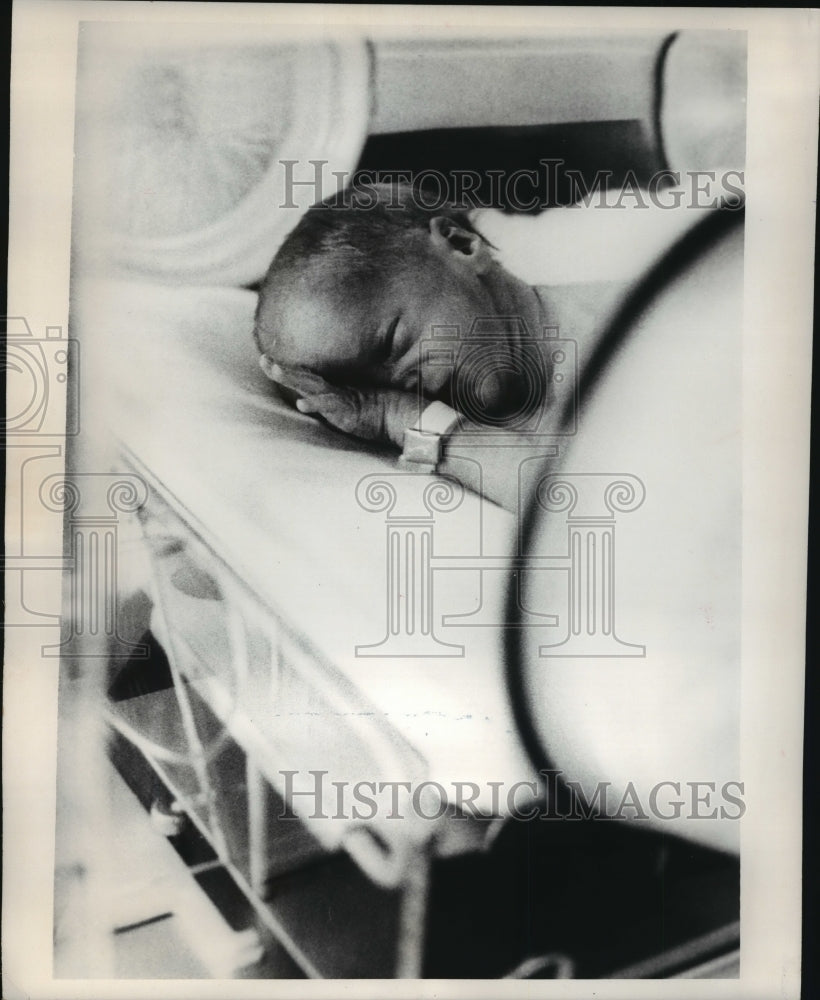 1970 Press Photo Sara Kienast, one of five quintuplets in her incubator - Historic Images