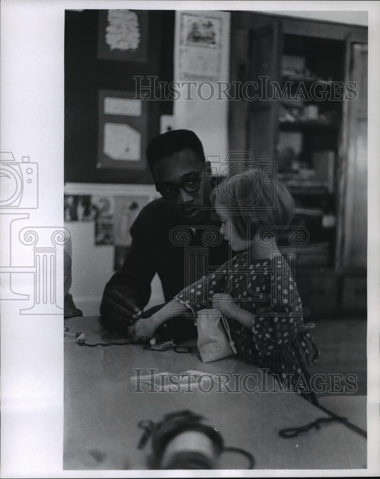 1965 Press Photo Excell Land showed Kathy Fischer how to string beads-Historic Images
