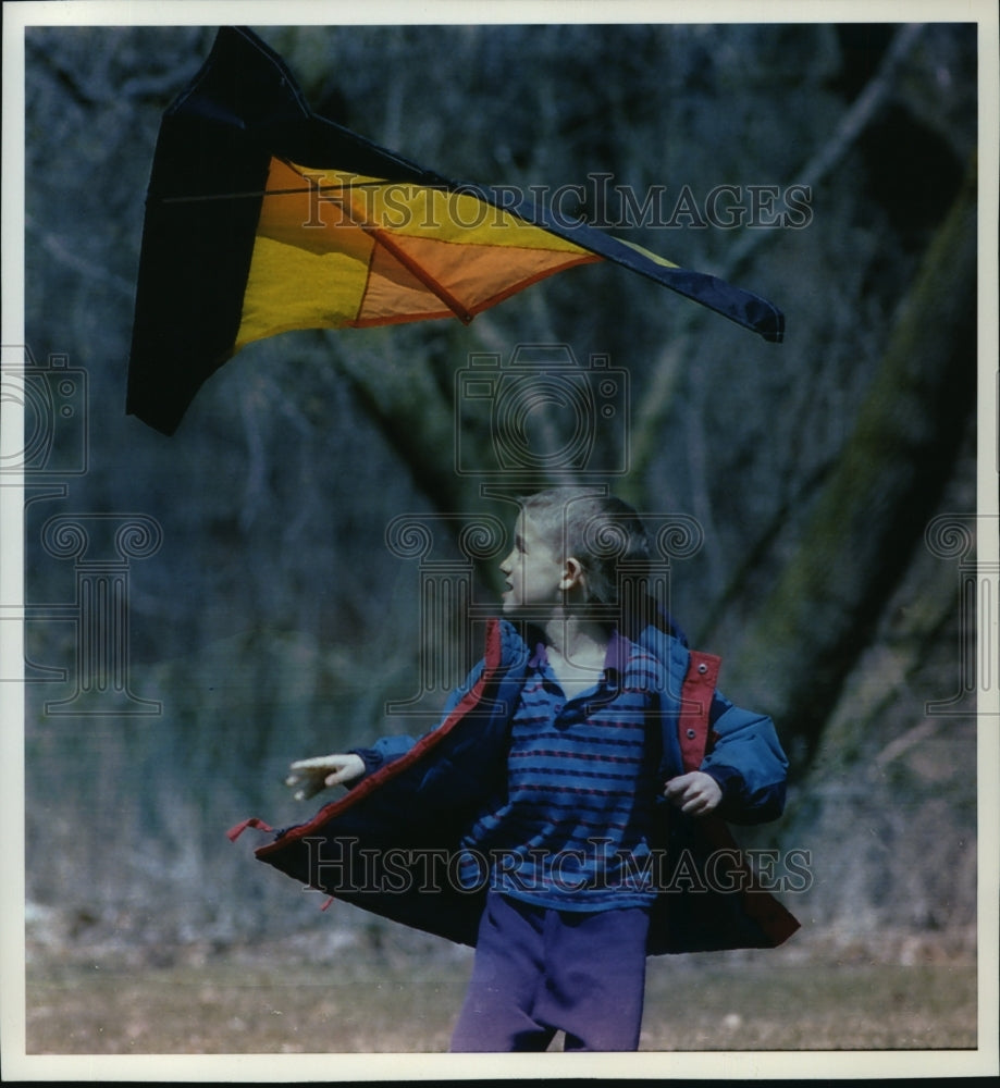 1993 Press Photo Adam flying kite on his backyard at Grace Ave. - Historic Images