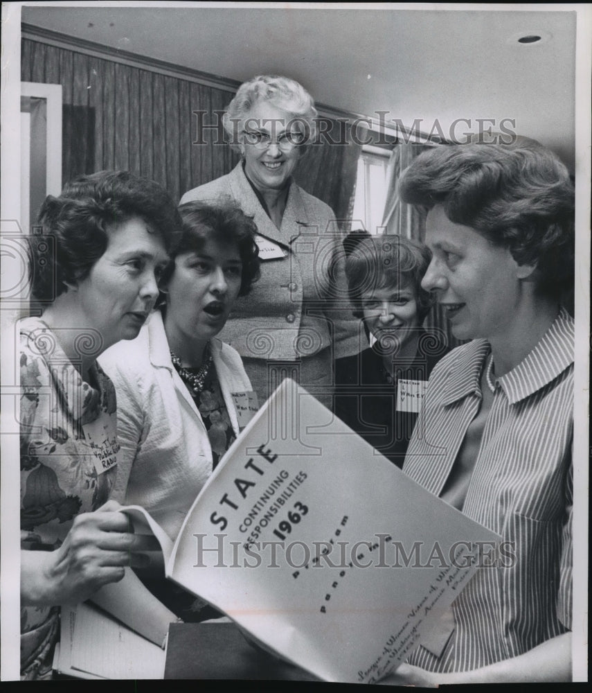 1965 Press Photo Members of Madison League of Women Voters in Milwaukee - Historic Images