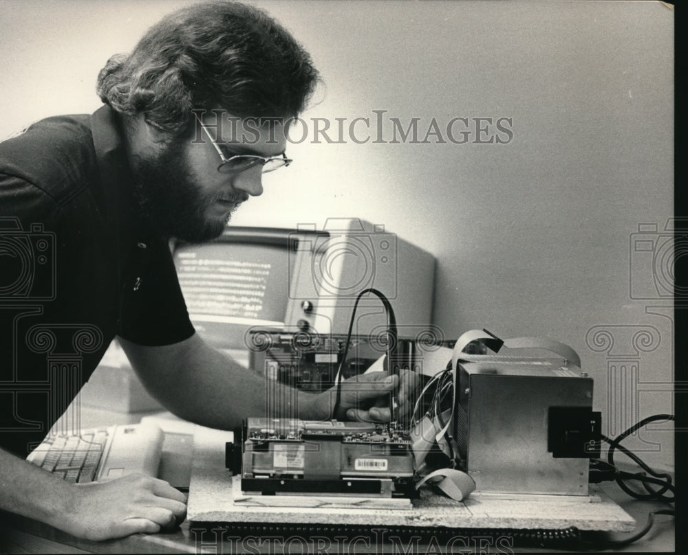 1986 Press Photo Rich Lori of KISS Computer Corp. tests KISS computer components - Historic Images