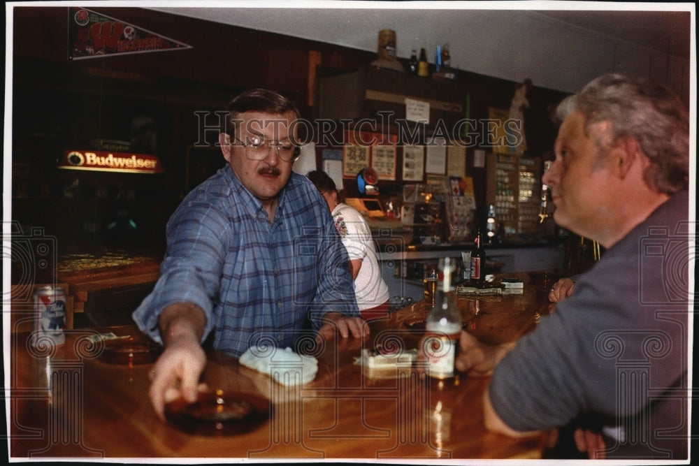 1994 Press Photo Mark Buswell, owner and operator of Wayside Tavern in Sparta - Historic Images