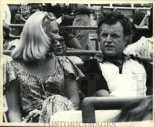 1979 Press Photo Sen. Edward Kennedy with his wife, Joan, in New York - Historic Images