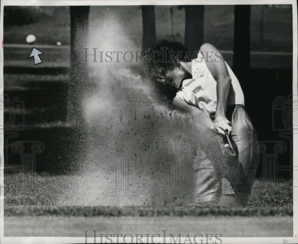 1982 Press Photo Dorothy Klas blasts from sand trap - mja30714 - Historic Images