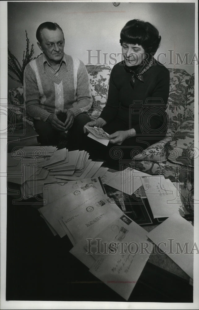 1979 Press Photo Mr. and Mrs. Albert Burke go through sympathy mail - mja31015-Historic Images