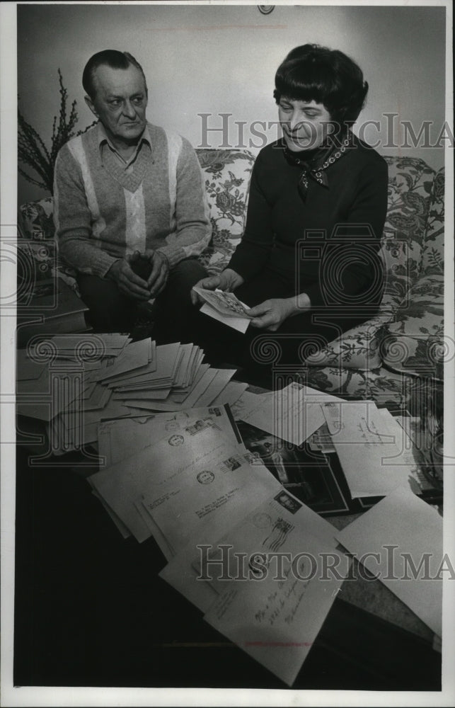 1979 Press Photo Mr. and Mrs. Albert Burke go through sympathy mail ...