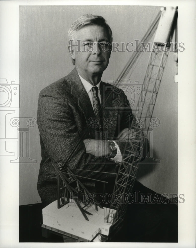 1990 Press Photo Fred Butler, CEO of Manitowoc Company - Historic Images