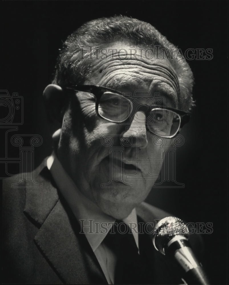 1991 Press Photo Henry Kissinger speaking at the Pfister Hotel - mja31116-Historic Images