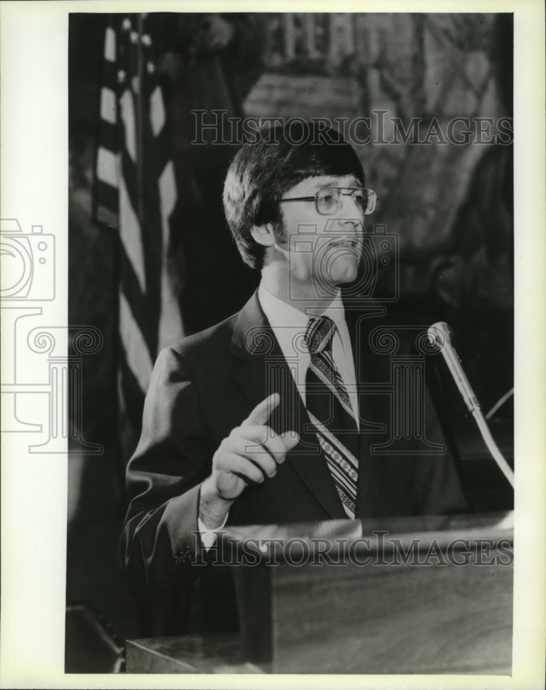 1982 Press Photo Glenn E. Bultman takes the podium - mja31127-Historic Images