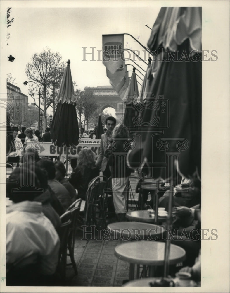 1985 Press Photo Burger King banners fly above sidewalk tables in Paris-Historic Images