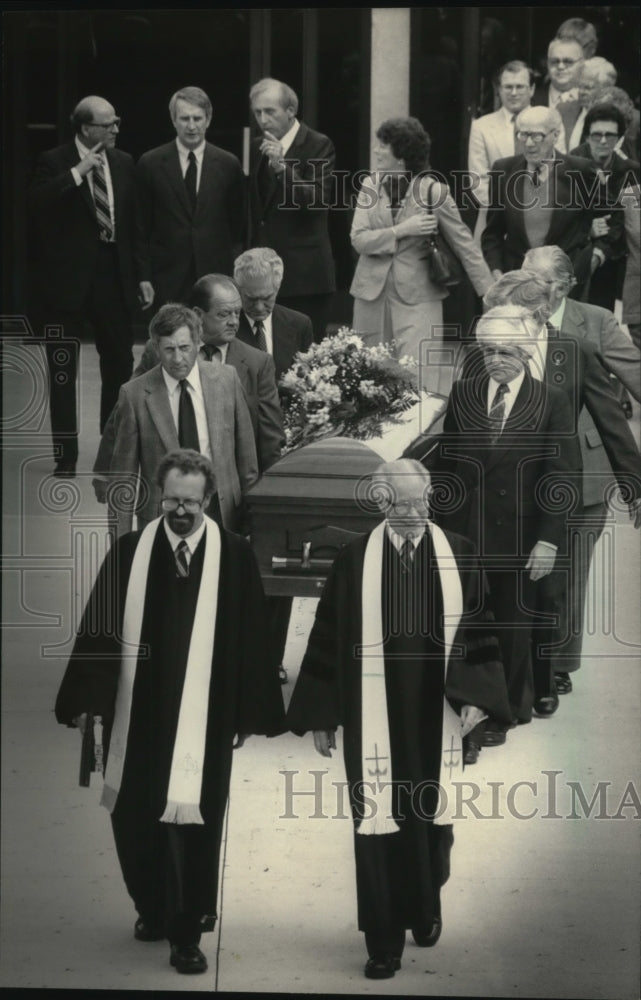1983 Press Photo Gov. Earl at the funeral for Mary Lou Burg in West Bend-Historic Images