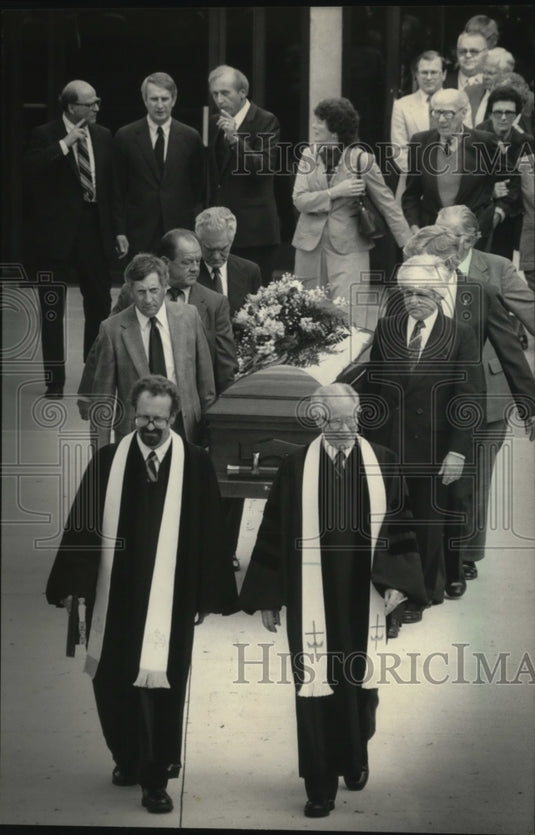 1983 Press Photo Gov. Earl at the funeral for Mary Lou Burg in West Bend-Historic Images