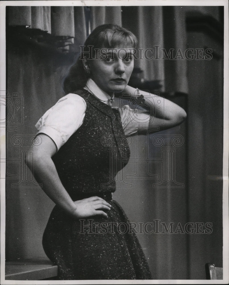 1955 Press Photo Olga Bietinska- Rehearsals for Sabrina Fair of Drama Inc-Historic Images