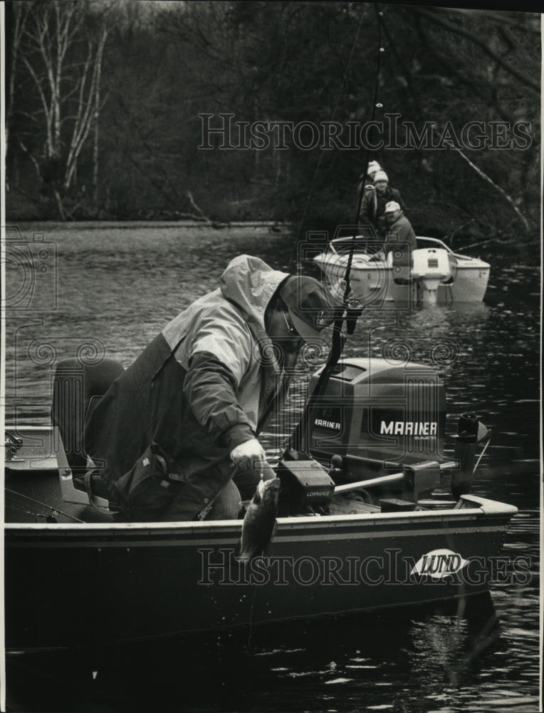 1991 Press Photo Lee Aschoff holding a smallmouth bass - mja31252-Historic Images
