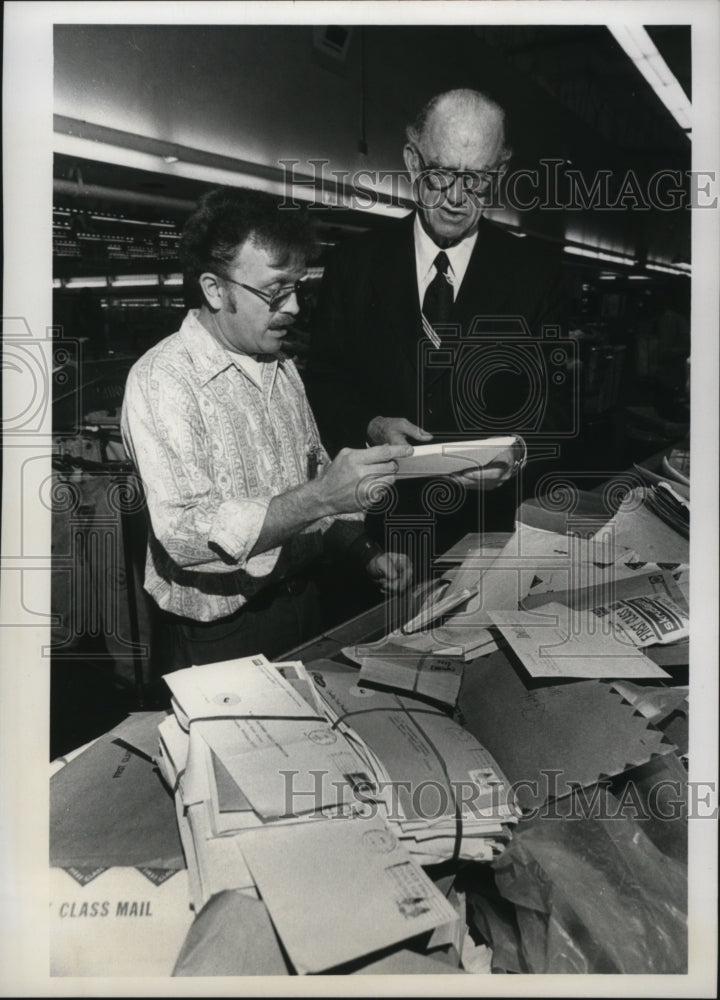 1975 Press Photo Postmaster General E.T. Klassen touring Milwaukee Post Office-Historic Images