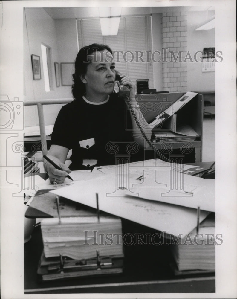 1971 Press Photo Dispatch receptionist Lis Knier takes requests for tear sheets-Historic Images
