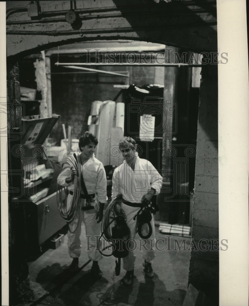 1985 Press Photo Workers Smith &amp; McShane at Asbestos plant - mja31434-Historic Images