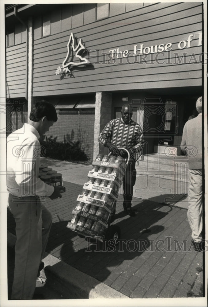 1991 Press Photo Jason Horowitz helps Booker Ashe with donation of peanut butter-Historic Images
