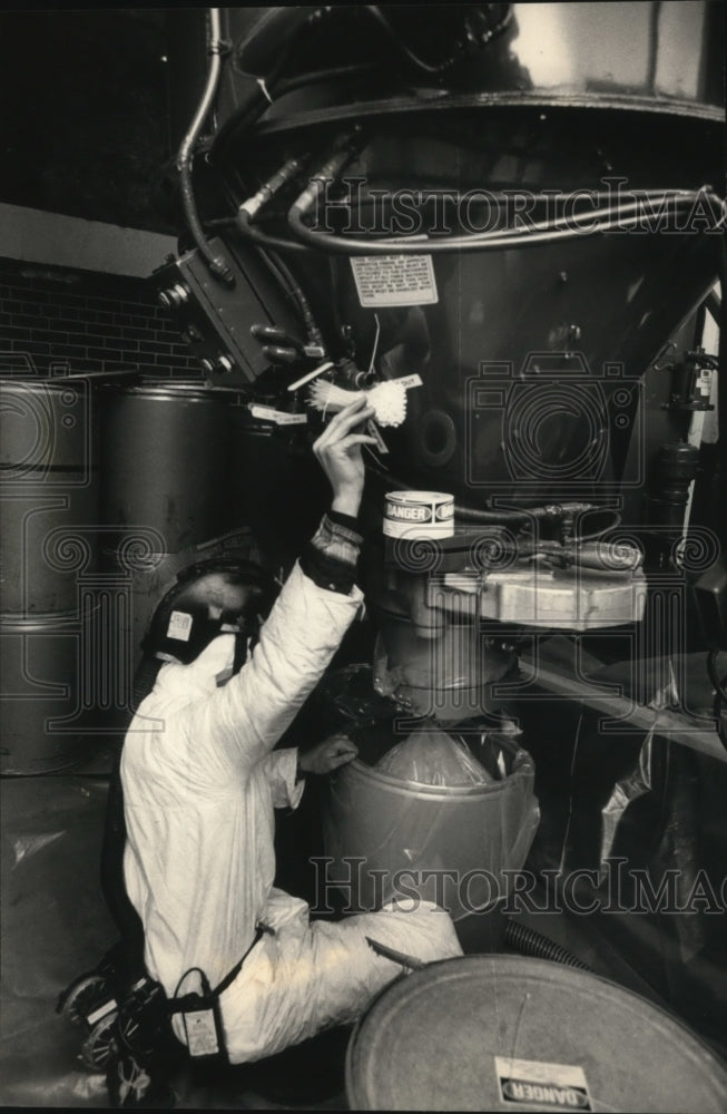 1987 Press Photo Tony Mueller operated a device that collects asbestos fibers-Historic Images