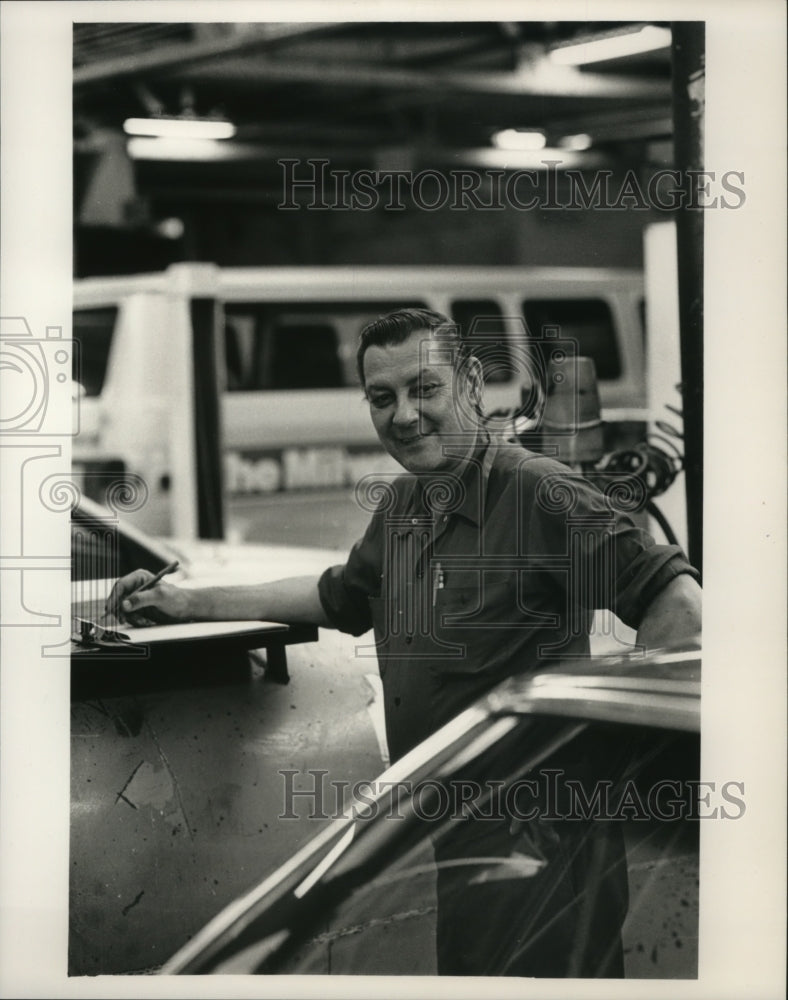 1988 Press Photo Calvin Klug, Milwaukee Journal Sentinel Employee for 25yrs-Historic Images