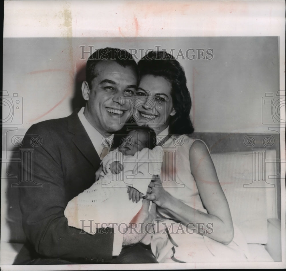 1961 Press Photo Julius La Rosa &amp; wife show off their new daughter, Maria Lucia-Historic Images