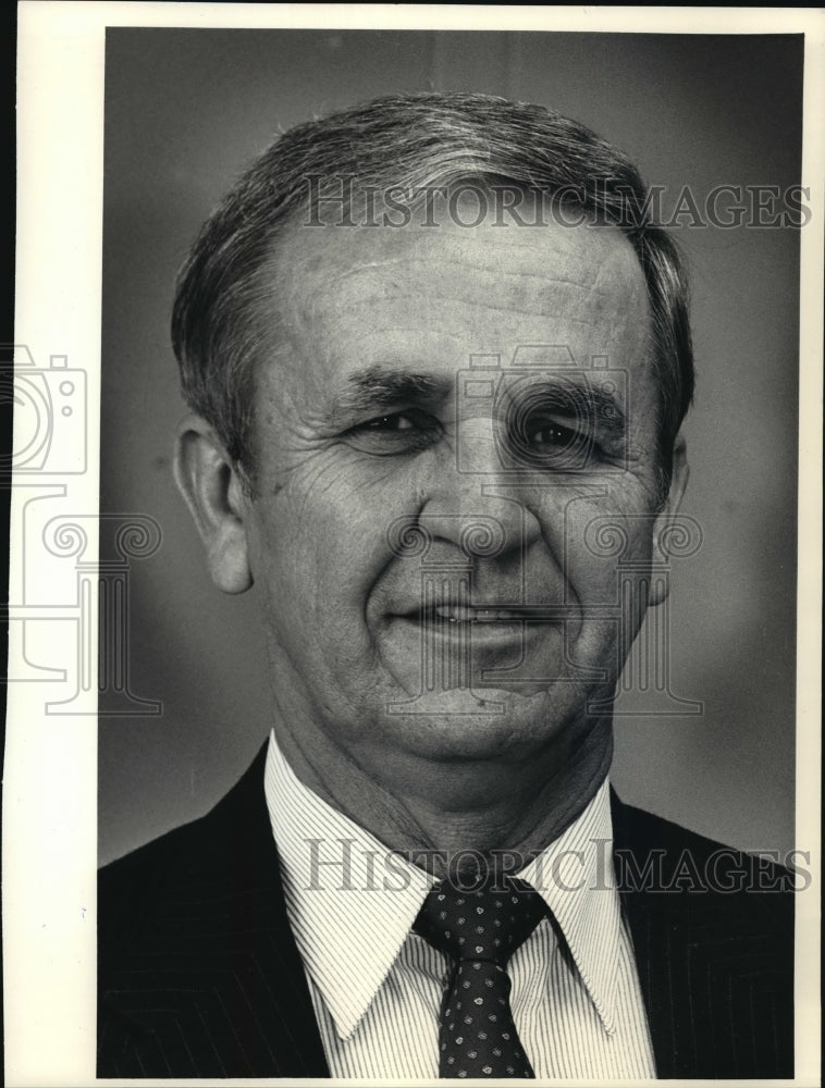 1986 Press Photo Thomas Konicke, Deputy Chief firefighter in Milwaukee, WI-Historic Images