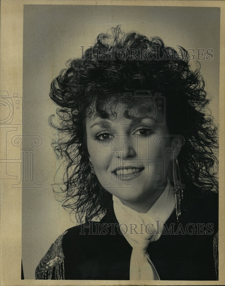 1985 Press Photo Pennie Wiler in lip-sync contest at Brookfield Square Shopping-Historic Images