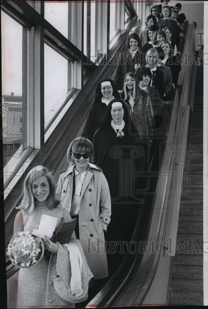 1966 Press Photo Teachers,classmates followed Diane Wilkins Wisconsin Junior Ms-Historic Images