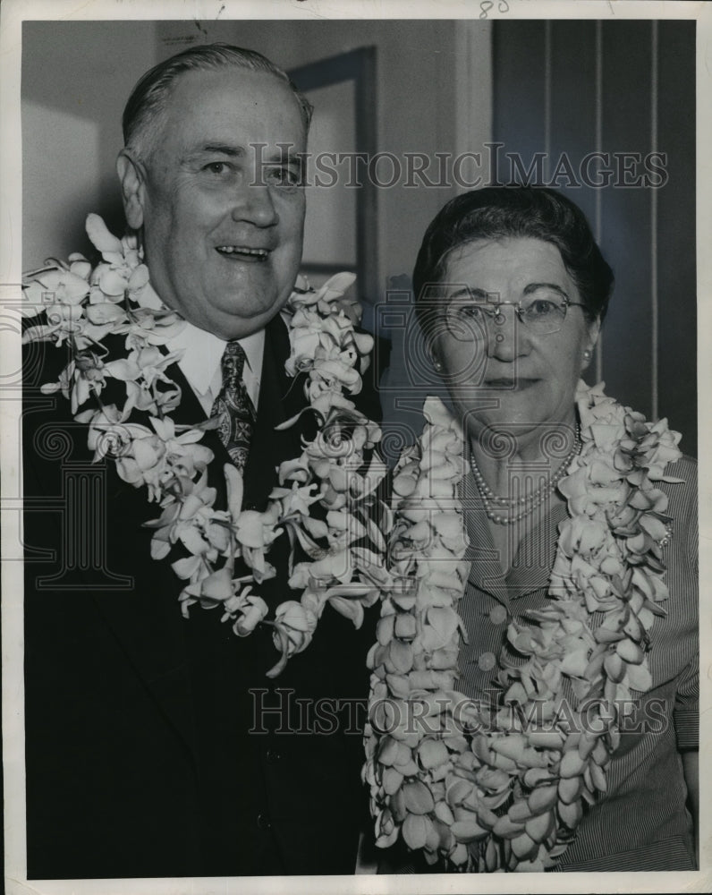 1948 Press Photo Senator and Mrs. Wiley of Wisconsin in Honolulu - mja31944-Historic Images