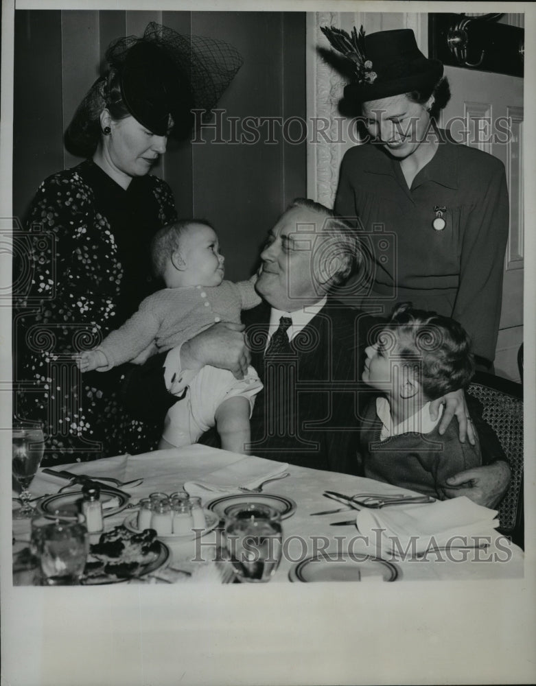 1947 Press Photo Senator Alexander Wiley with his daughters and grandchildren-Historic Images