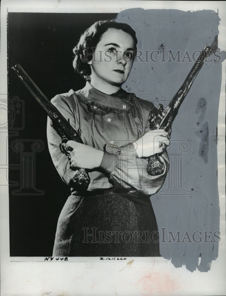 1952 Press Photo Gwendolyn Plate holds a pair of matching flintlock pistols-Historic Images