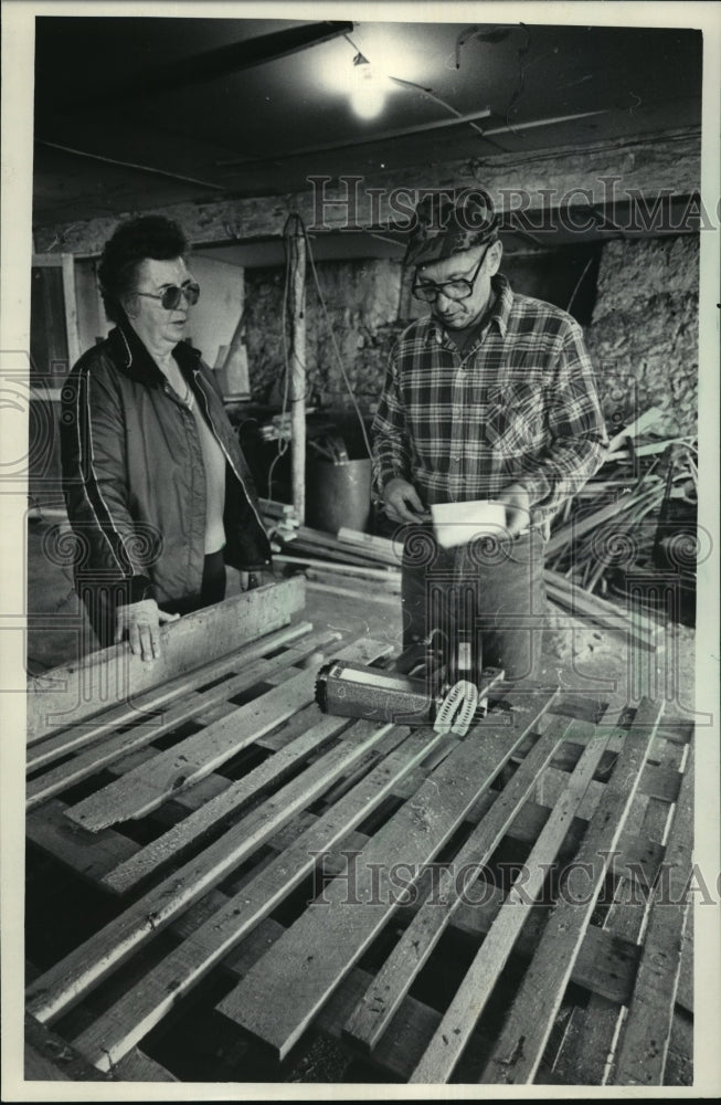 1985 Press Photo Milton Wilkens & Bernice in converted stable for pallets-Historic Images