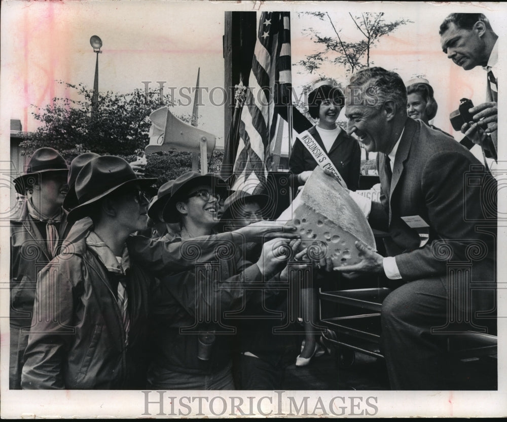 1965 Press Photo Gov. Warren P. Knowles passing out pieces of Swiss cheese-Historic Images