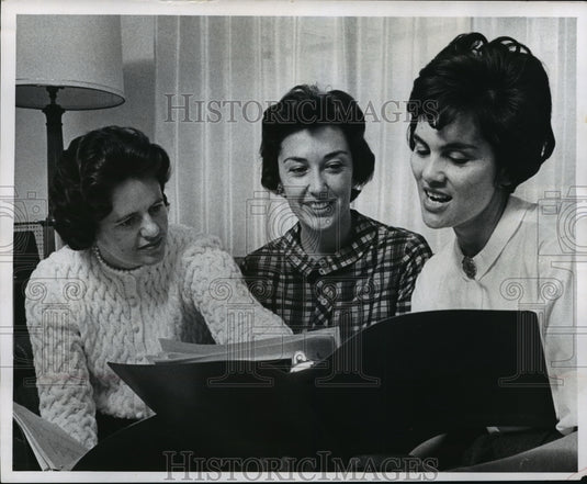 1963 Press Photo Mrs. Jack Kloppenburg & others of Junior League of Milwaukee-Historic Images