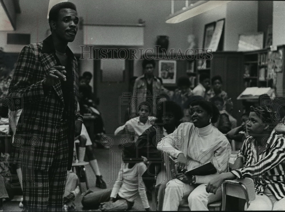 1976 Press Photo Actor Ralph Wilcox speaking at Roosevelt Junior High School-Historic Images