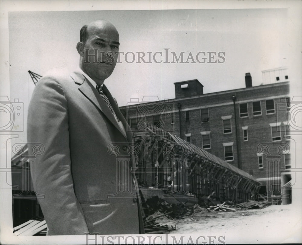 1957 Press Photo Dr. Clyde Knowles, physician and mayor of Phenix City, Alabama-Historic Images