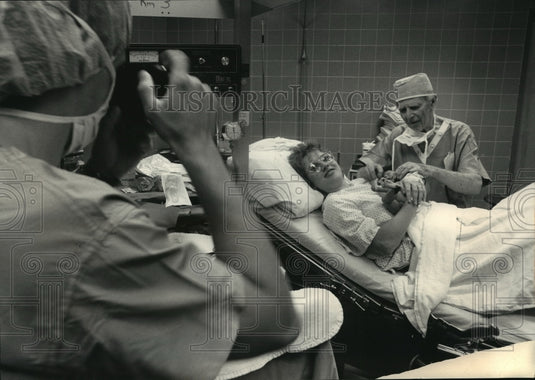 1987 Press Photo Dr Jack Klieger delivering baby of Schaelyn Courtney- Lori-Historic Images