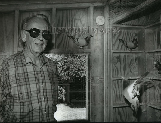 1994 Press Photo Patrick Kness & wife to move at homing pigeons in Florida-Historic Images