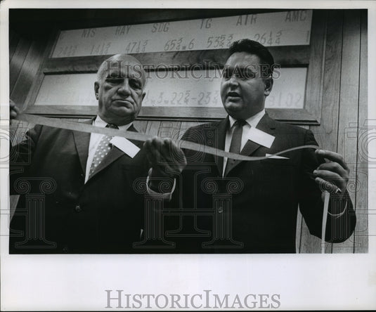 1964 Press Photo John G. White & Robert F. Knopf of Reynolds & Co. - mja32268-Historic Images