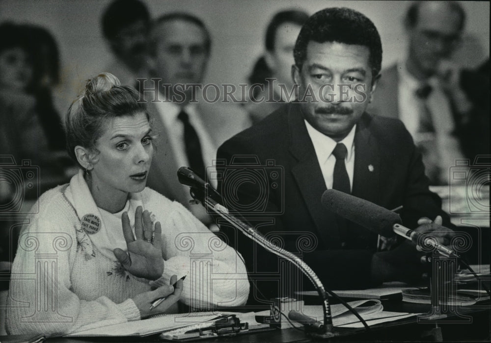 1985 Press Photo Pam Lanigan seated next to Sheriff Richard Artison at a hearing-Historic Images