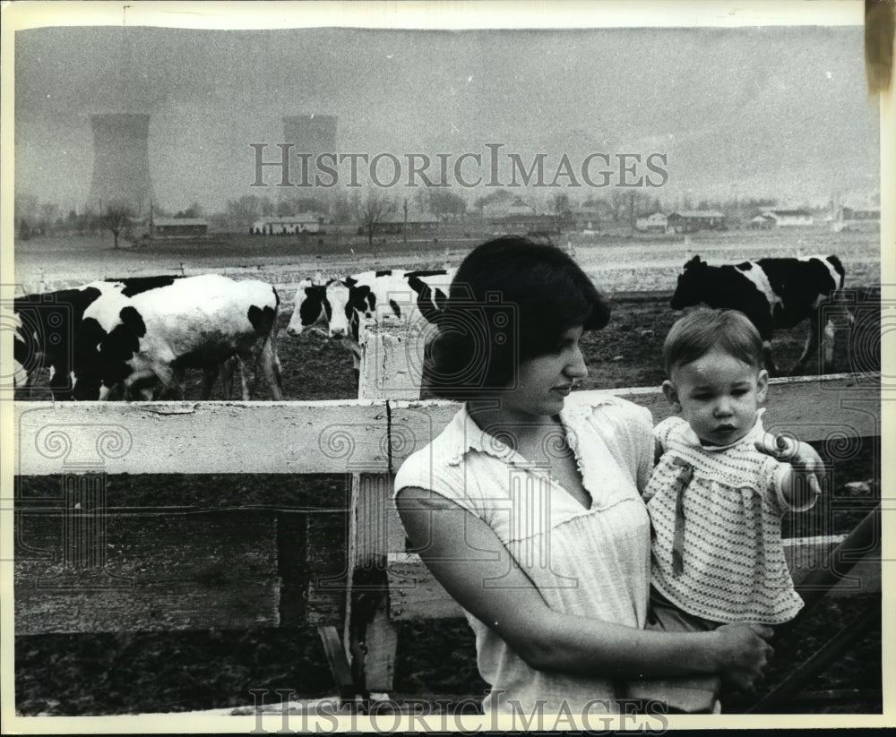1979 Press Photo Julie Sipling &amp; Debbie Three Mile Island Nuclear Plant resident-Historic Images