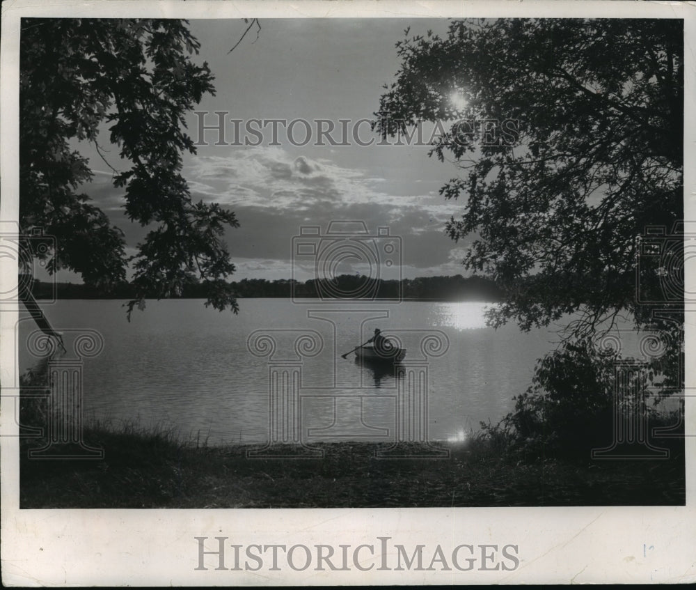 1955 Press Photo A boatsman had a cool sunset ride on Silver Lake near Wild Rose-Historic Images