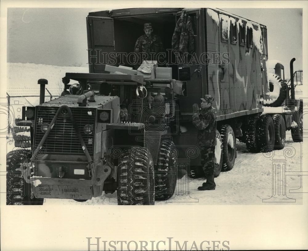 1985 Press Photo Wisconsin National Guards members loading a truck - mja32414-Historic Images