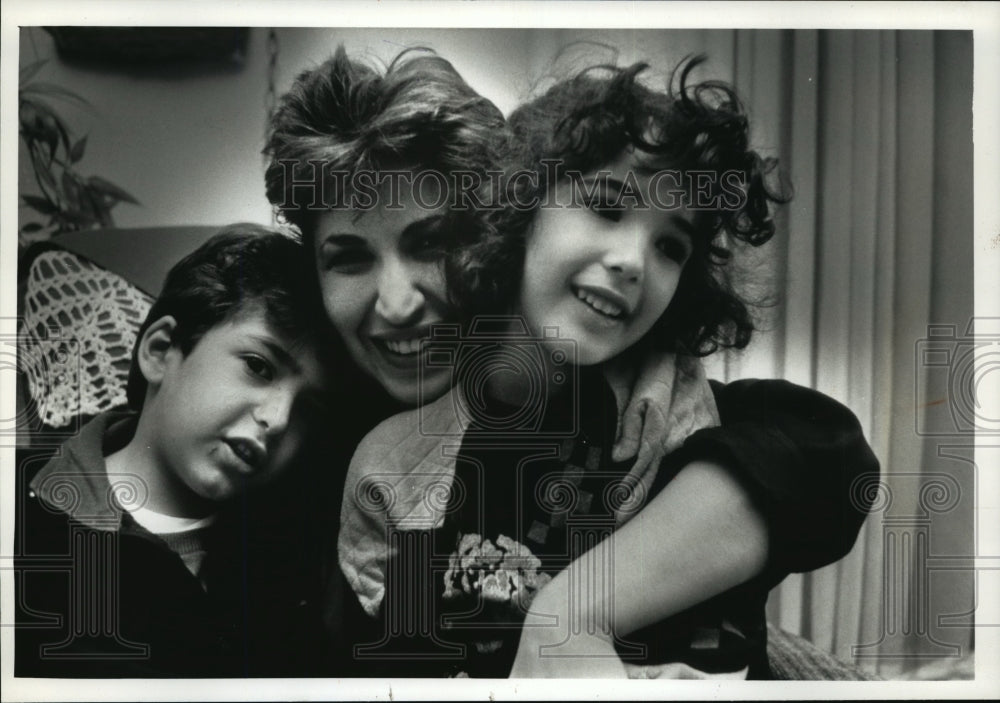 1991 Press Photo Anastasia Koliozois hugs her children, Nimer and Halima-Historic Images